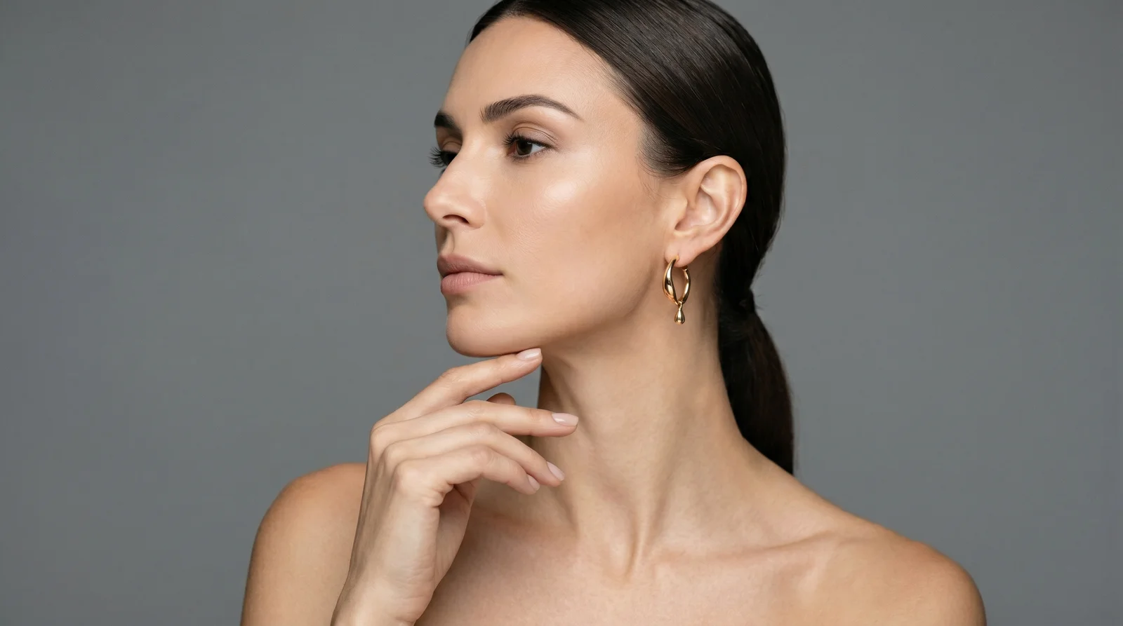 An early sign along the jawline and neck — the stage The Invisible Lift is designed to address